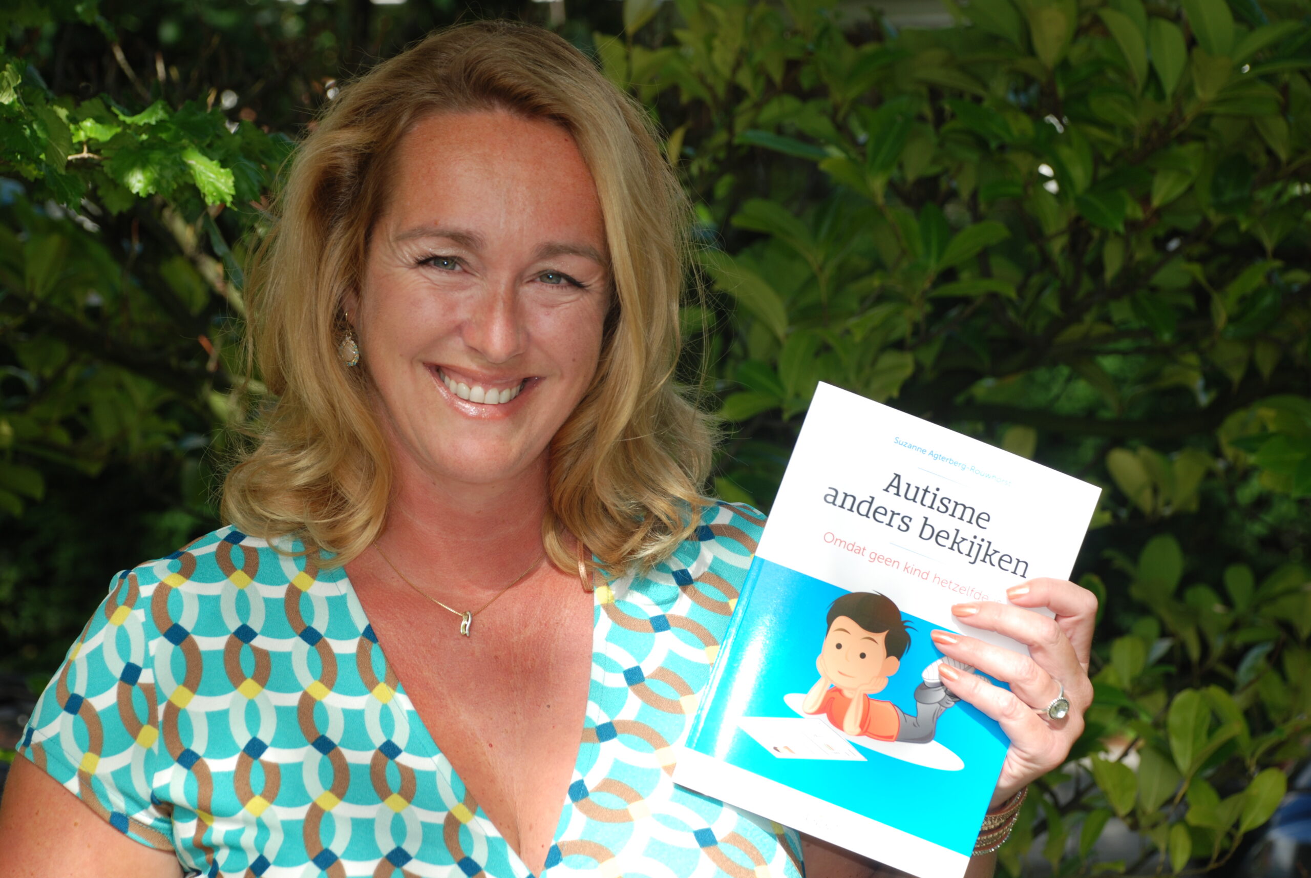 Gedragsspecialsit Suzanne Rouwhorst Suzanne Rouwhorst, auteur Autisme anders bekijken, cum laude afgestudeerd, winnaar Fontys ‘Denk groter prijs 2014′ en de prestigieuze NVA-HanneMieke in 2014 prijs.